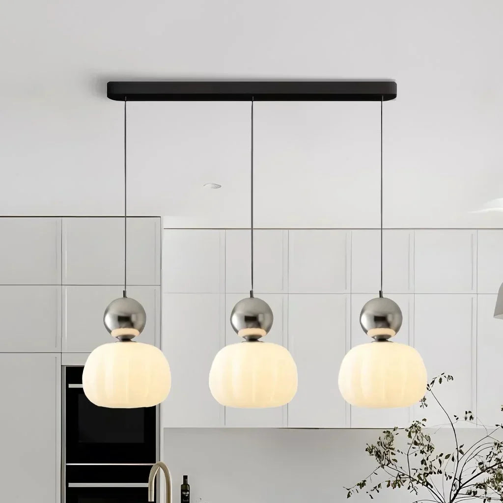 "Kremfarget pendellampe i Art Deco-stil, med elegant og klassisk design for moderne interiør."