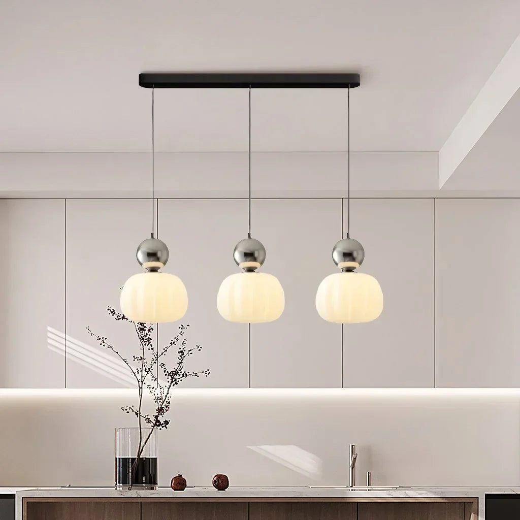 "Kremfarget pendellampe i Art Deco-stil, med elegant og klassisk design for moderne interiør."
