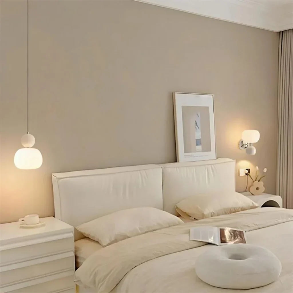 "Kremfarget pendellampe i Art Deco-stil, med elegant og klassisk design for moderne interiør."