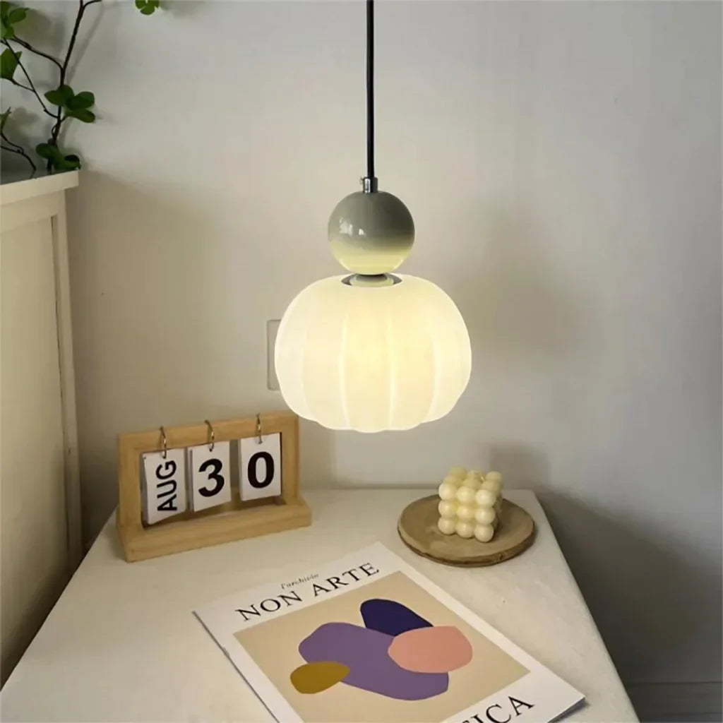 "Kremfarget pendellampe i Art Deco-stil, med elegant og klassisk design for moderne interiør."