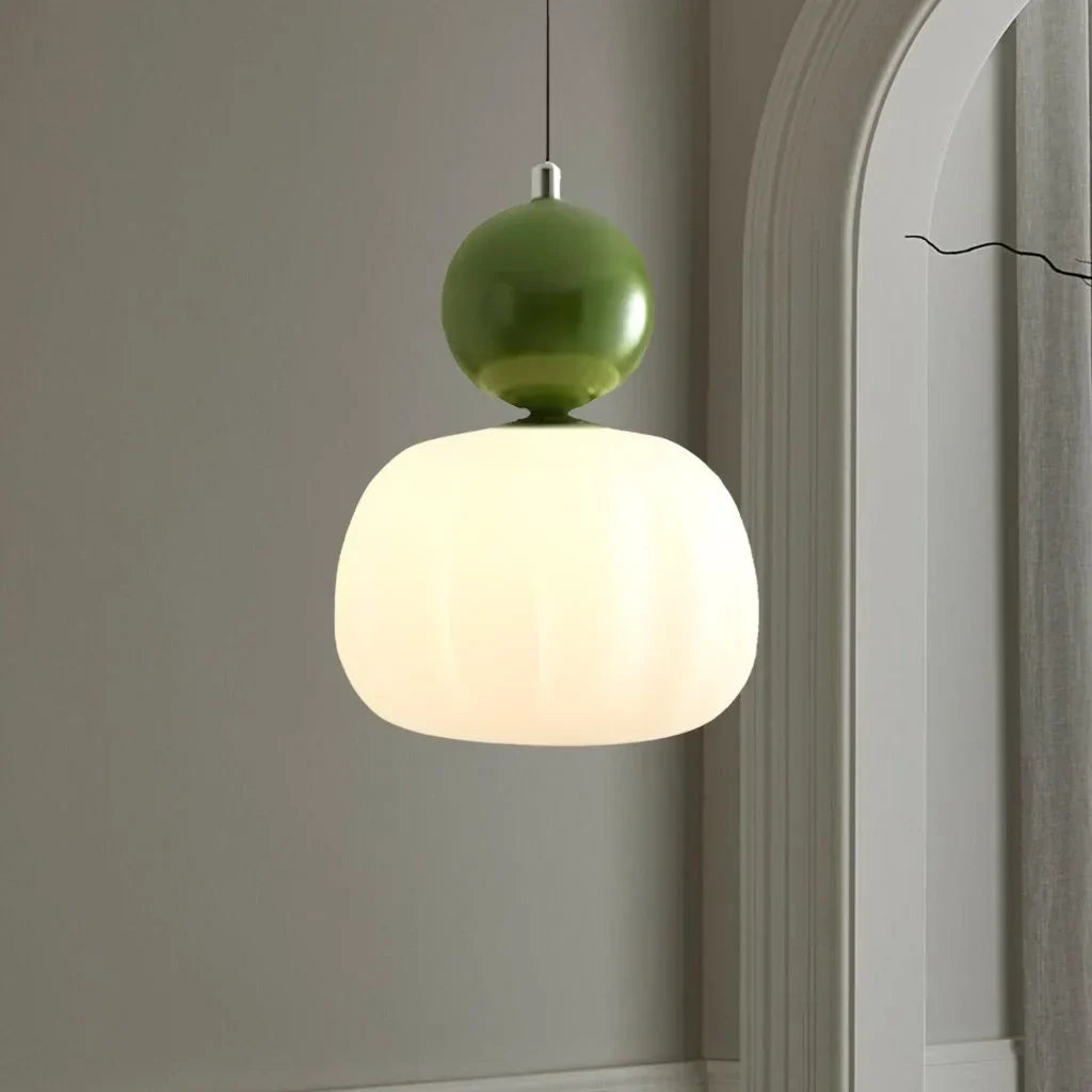"Kremfarget pendellampe i Art Deco-stil, med elegant og klassisk design for moderne interiør."