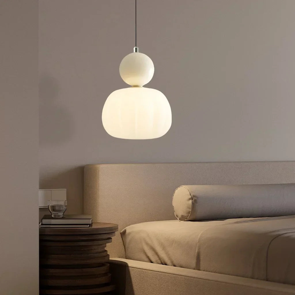 "Kremfarget pendellampe i Art Deco-stil, med elegant og klassisk design for moderne interiør."