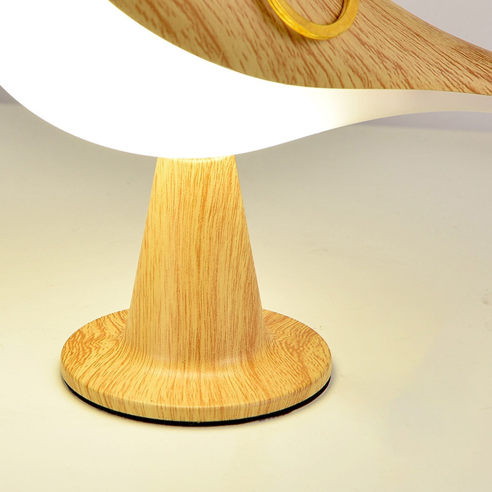 "Kremhvit fuglelampe med elegant design og LED-lys, ideell for moderne interiør, står på solid base."