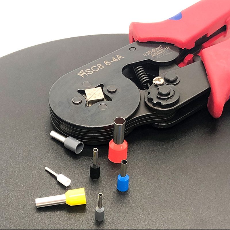 Krympeverktøysett med ergonomisk håndtak, robust materiale, presis kjevesystem, ideelt for vaier og ledninger.
