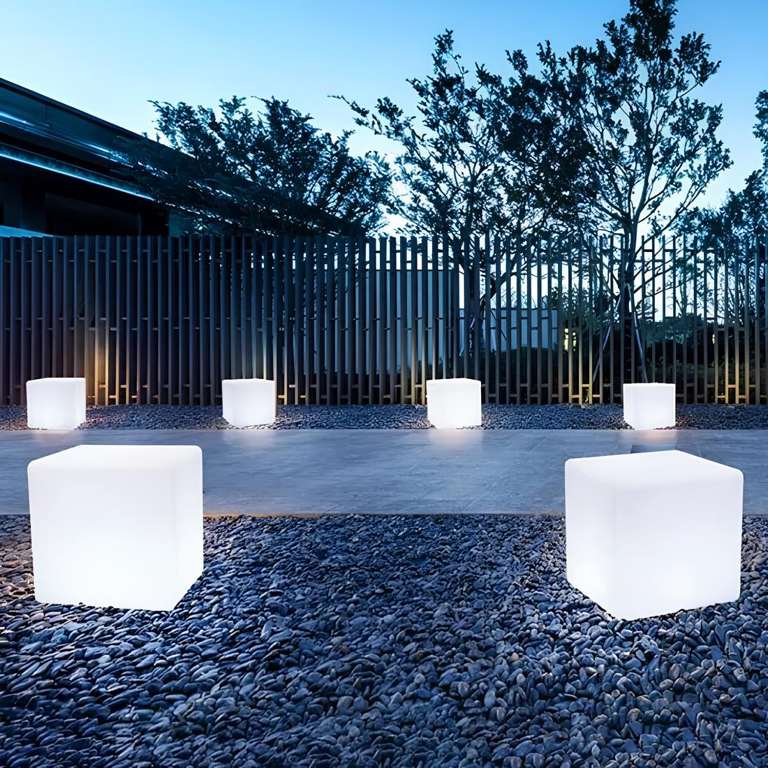 Moderne kubeformet stemningslys. Flerfarget LED-hagebelysning for utendørs bruk, trådløs design.