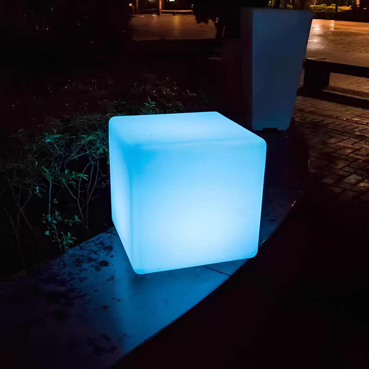 Kubeformet moderne LED-lampe. Skift mellom 16 farger for perfekt utendørs stemningslys.