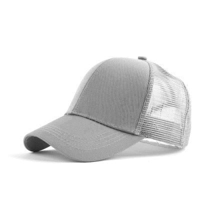 Sort damecaps med hestehaleåpning, et must-have for aktive kvinner om sommeren.