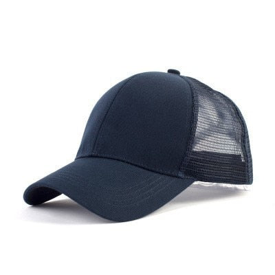 Sandfarget baseballcaps for kvinner med åpen krone, ideell for rotete fletter.