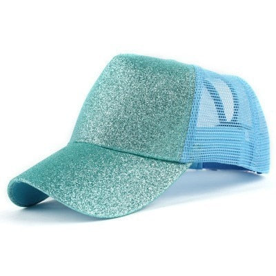 Flerfarget baseballcaps med spesifikk hestehaleåpning, unikt damehodeplagg.