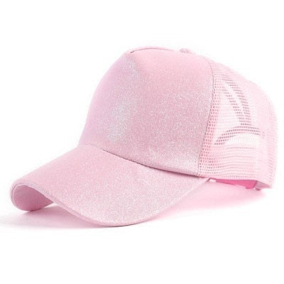 Marineblå baseballcaps med borrelåsjustering og hestehaleåpning, kvalitetshodeplagg.
