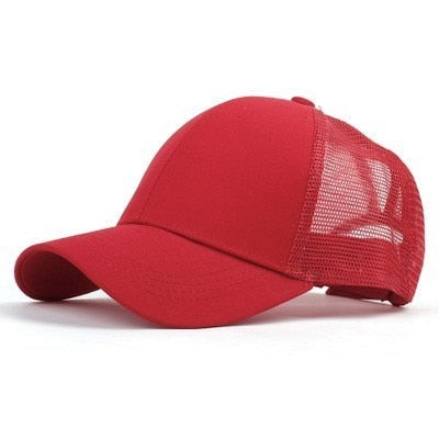 Rød baseballcaps med hestehaleåpning, perfekt for sport og casual dameklær.