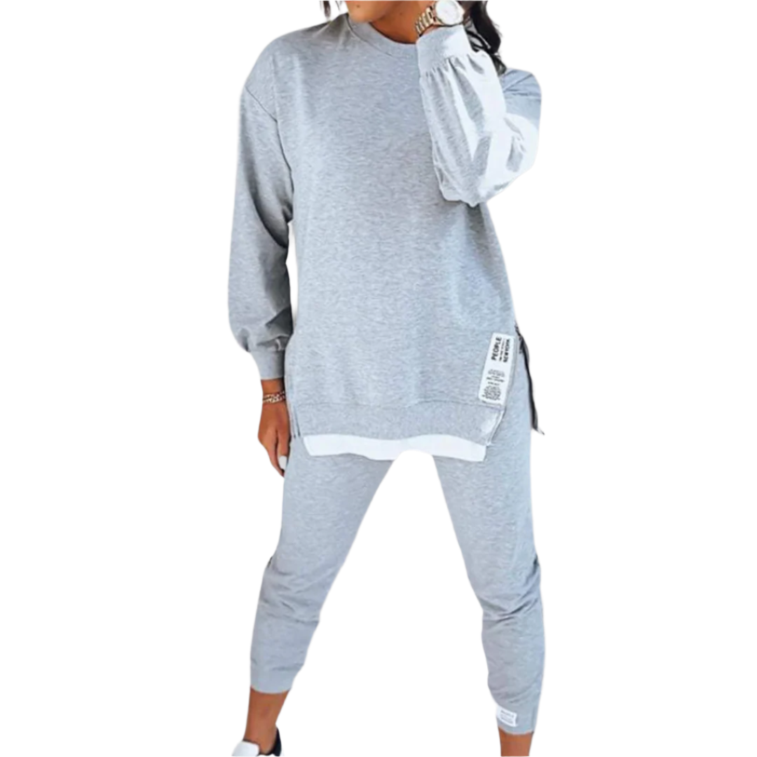 Kvinne i behagelig beige oversized loungewear sett; sweatshirt og joggers. Ideelt hjemmeantrekk.