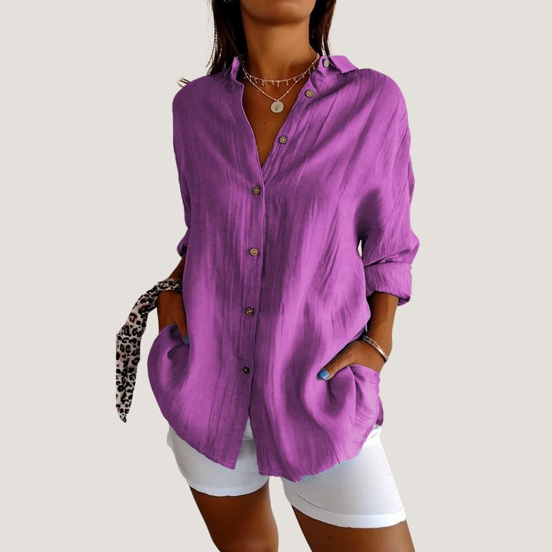 Chic kvinnebluse med plissédetaljer og korte ermer. Ideell for en moteriktig og elegant look.