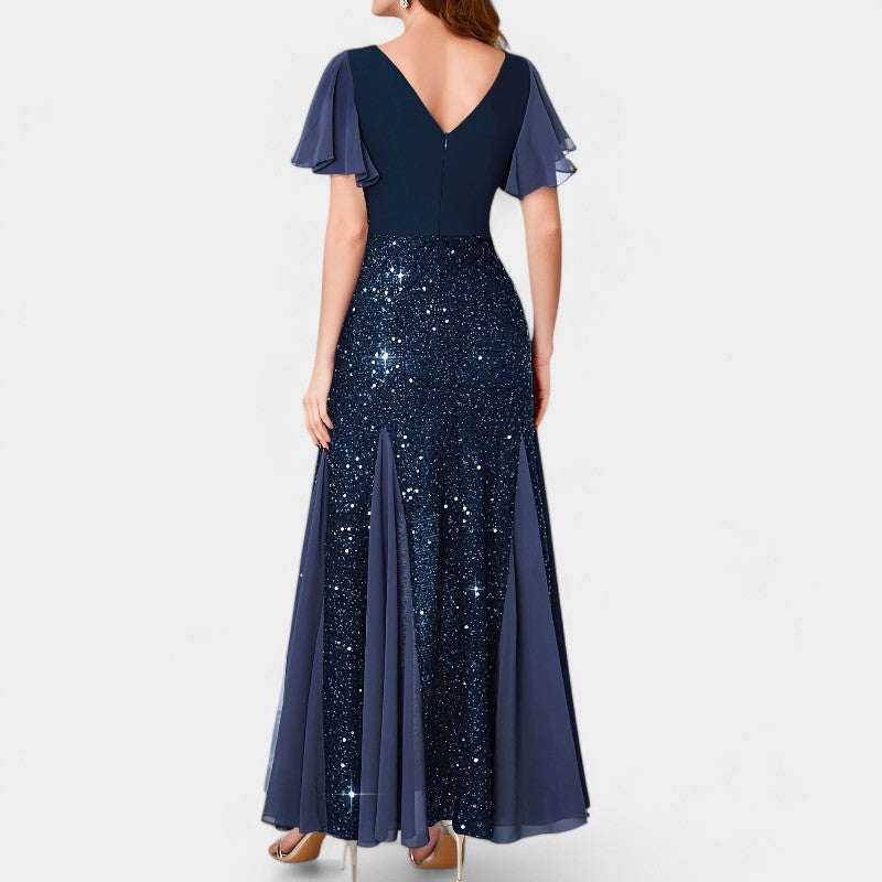 Kvinne maxikjole i elegant polyester med dyp hjerteutskjæring, lang og glitrende festkjole.