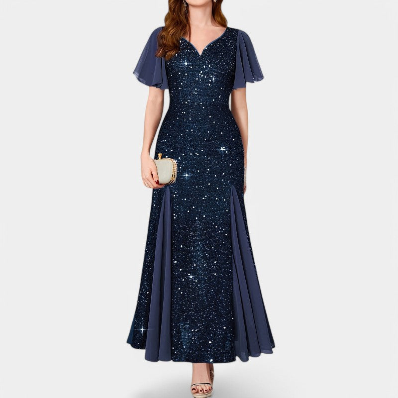 Nærbilde av hjerteutskjæringen på en glitrende polyester kvinne maxikjole, perfekt detalj.