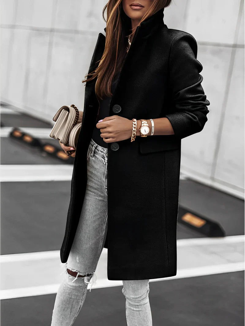 Romslig kvinnekåpe i oversized stil med V-hals og lange ermer. Perfekt for en stilfull høstlook.