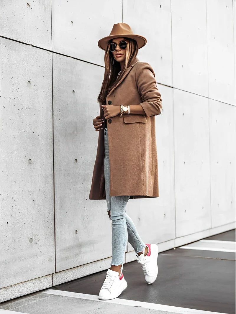 Maskinvaskbar oversized kvinnekappe med V-hals og lange ermer. Komfort og stil for alle anledninger.