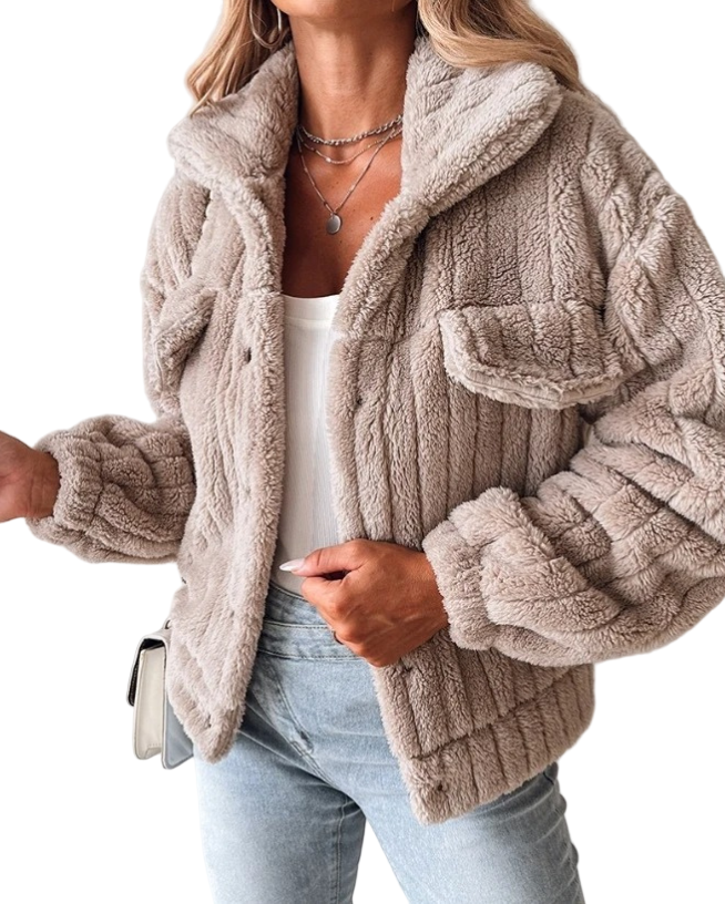 Kvinne oversized teddykåpe. Varm, stilig høst/vinterjakke med knappfront for maksimal komfort.