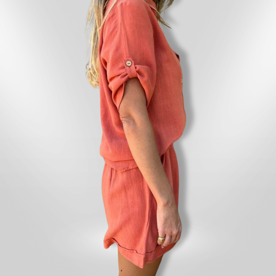 Oransje sommersett for kvinner med løs passform kortermet skjorte og shorts, perfekt ferieantrekk.