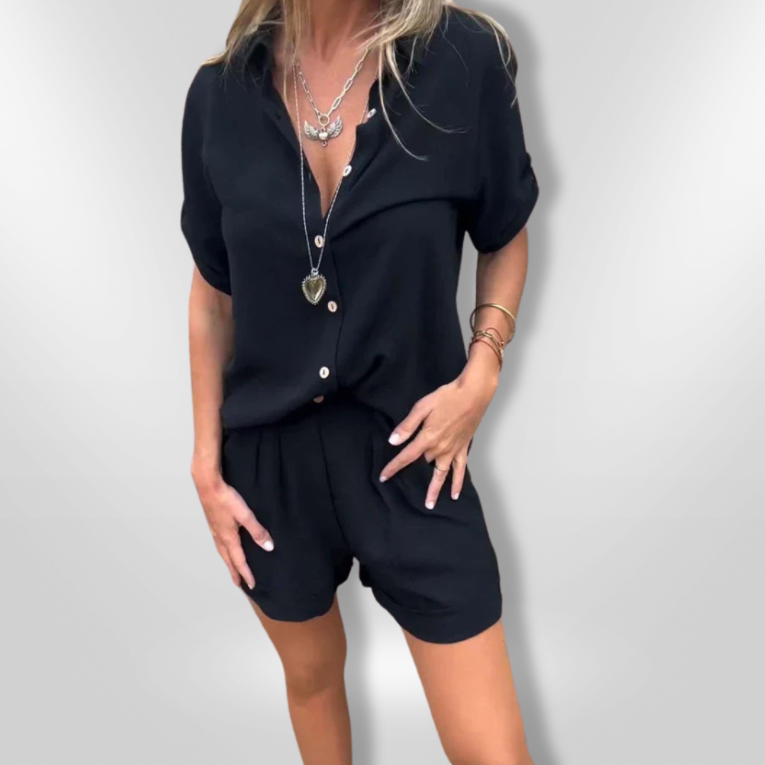Trendsettende kvinne sommersett med løs skjorte og shorts for varme dager, uformell og komfortabel stil.
