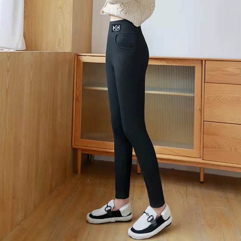 "Kvinnefleece-leggings i svart, høy midje, tykk sherpa-fleece, varm og komfortabel, perfekt for vinteren."