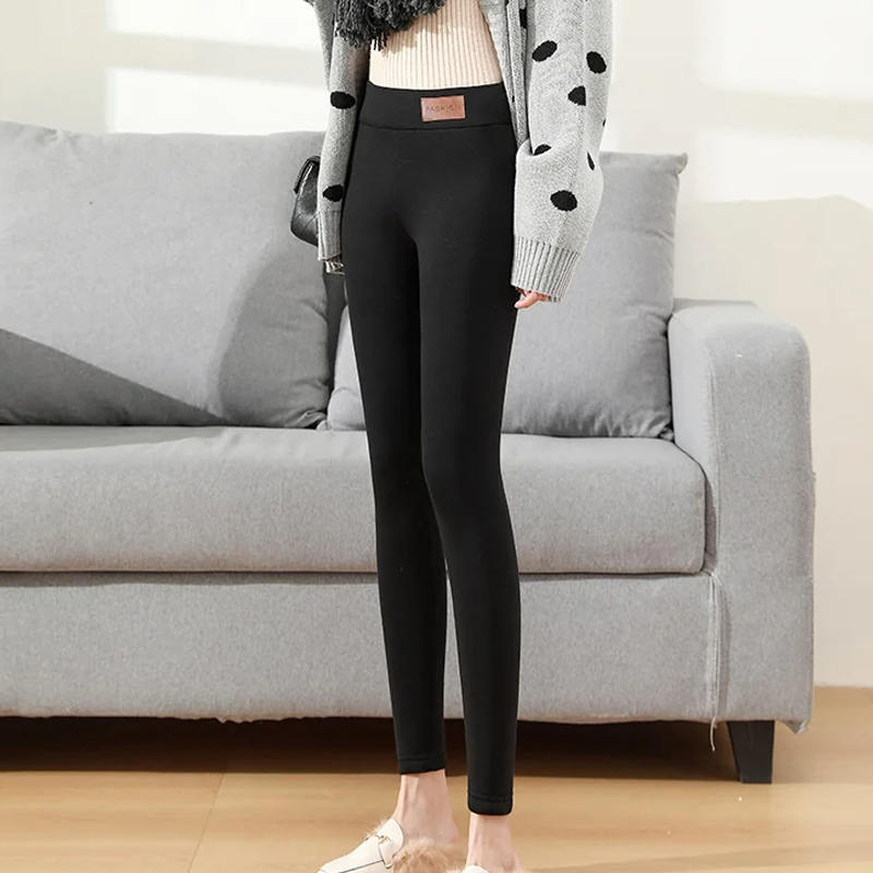 "Kvinnefleece-leggings i svart, høy midje, tykk sherpa-fleece, varm og komfortabel, perfekt for vinteren."