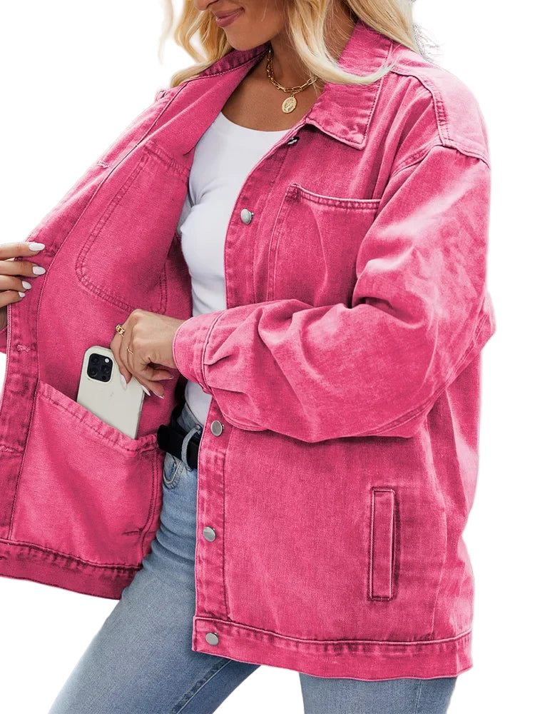 Komfortabel overdimensjonert jeansjakke i stilig denim med brystlommer, perfekt for damemote og casual bruk.