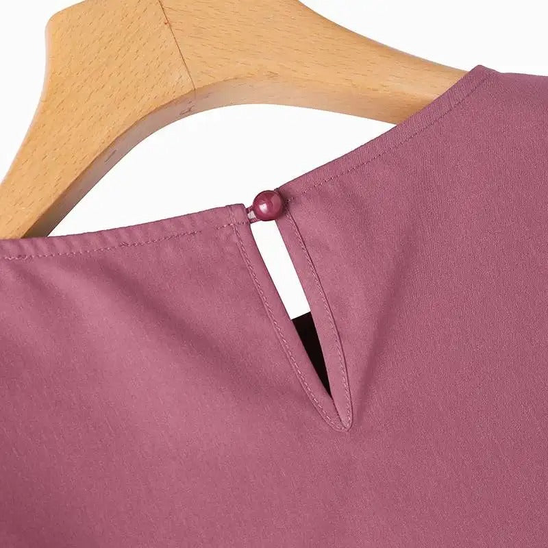Nær detaljbilde av volangene på en trendy 3/4-ermet bluse til dame.