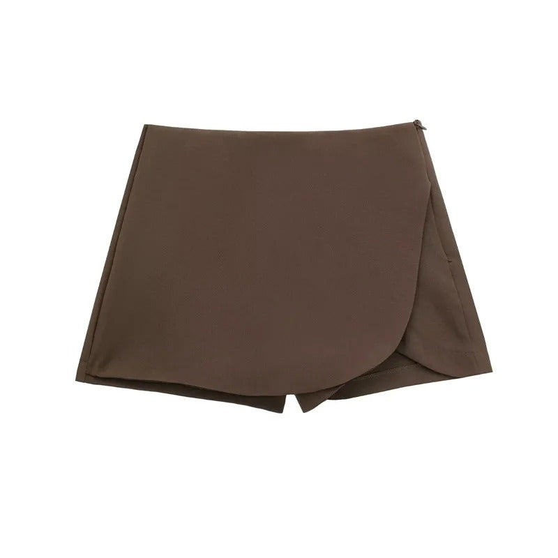Trendy asymmetrisk skjørt for kvinner. En del av siste mote for vår og sommer, elegant og komfortabelt.