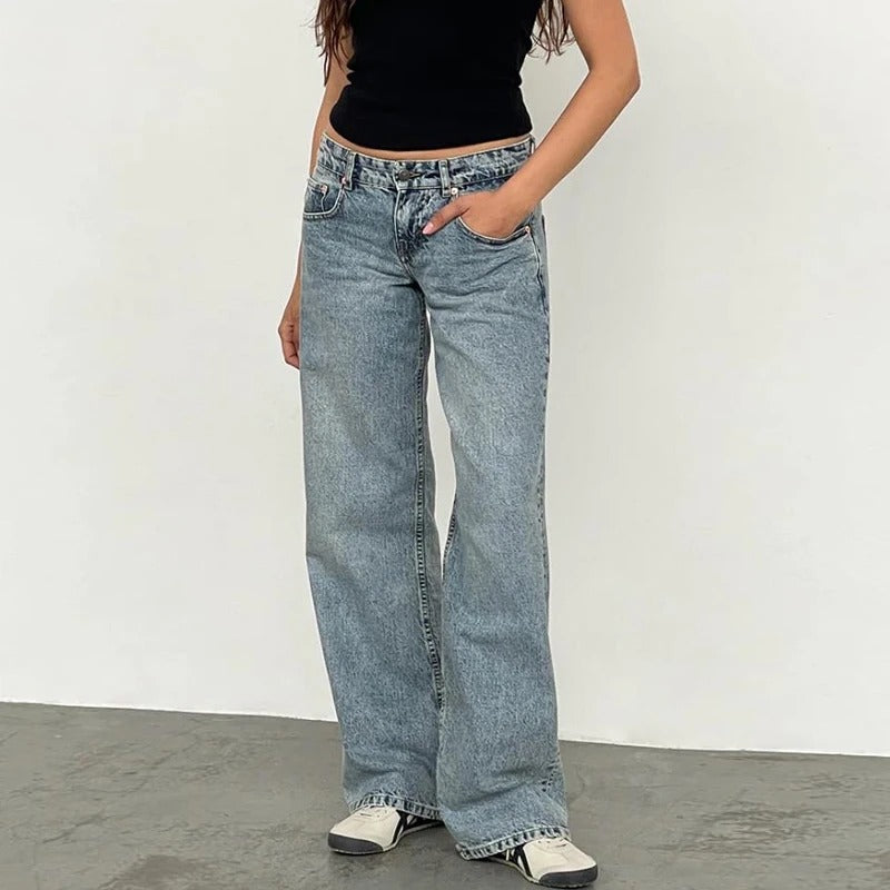 Fritidsplagg: Kvinner baggy jeans med lav midje og vide ben, casual look for hverdagsmote.