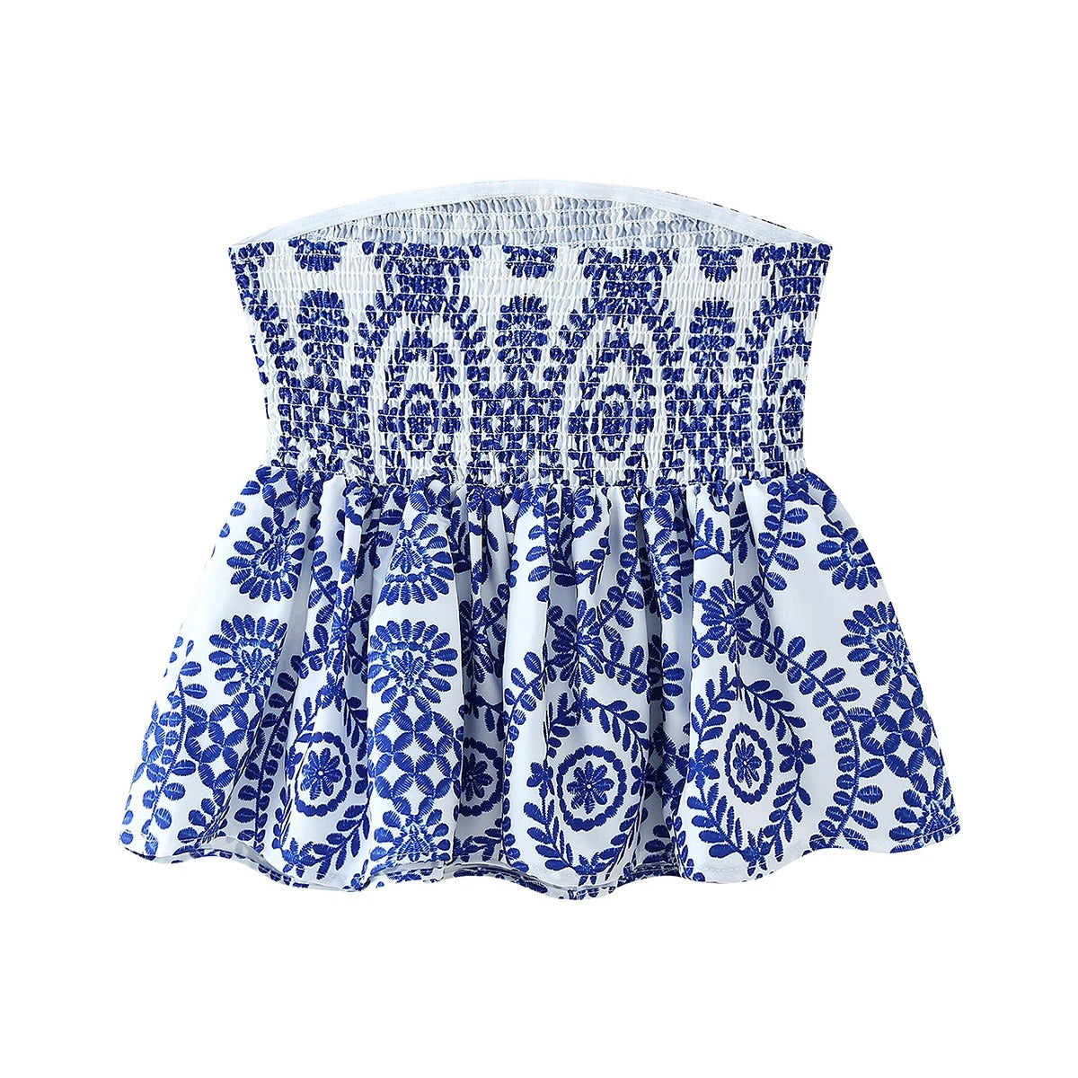 Detaljbilde av blomstret mønster og volang på en trendy sommer croptop for kvinner.