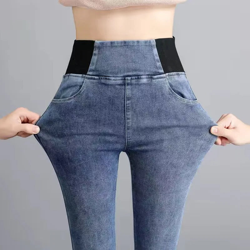 Høy midje slim fit jeans for kvinner. Stilige denimbukser med flatterende passform. Perfekt for mote.