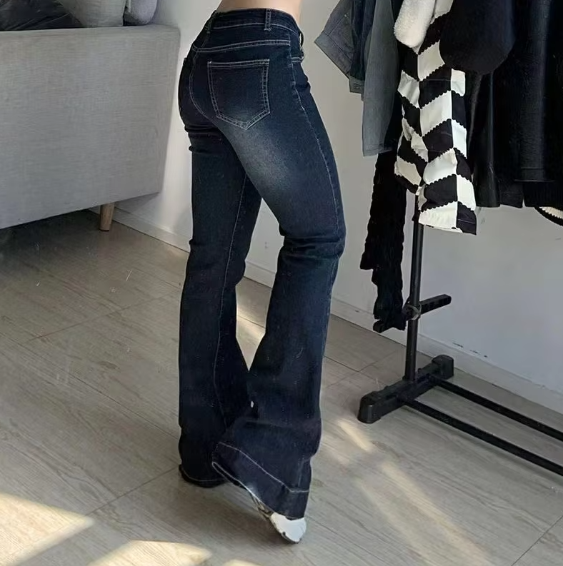 Trendy blå flare-jeans for kvinner. Lav midje gir en flatterende passform i retro mote.