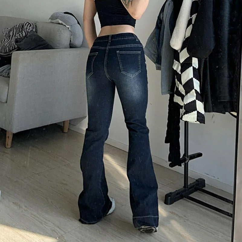 Autentiske retro flare-jeans med lav midje for kvinner. En tidløs streetwear-bukse med trendy snitt.