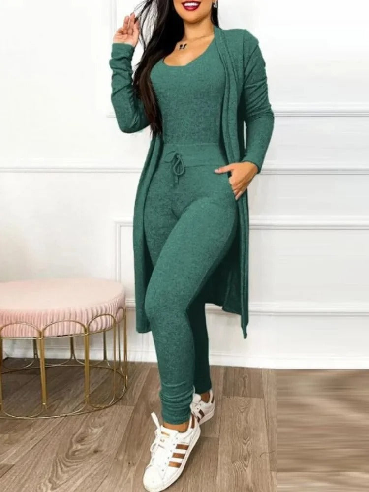Fokus på snøring detaljer på midjen til kvinner jumpsuit og den elegante kåpen.