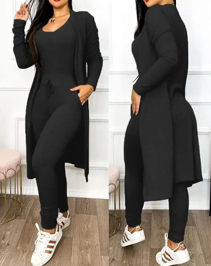 Todelt kvinner antrekk: Jumpsuit med snøring og en lett, elegant kåpe. Perfekt for lagvis stil.