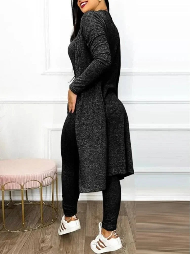 Trendy kvinner antrekk: Elegant jumpsuit og kåpe med snøring. Allsidig for både fest og hverdag.