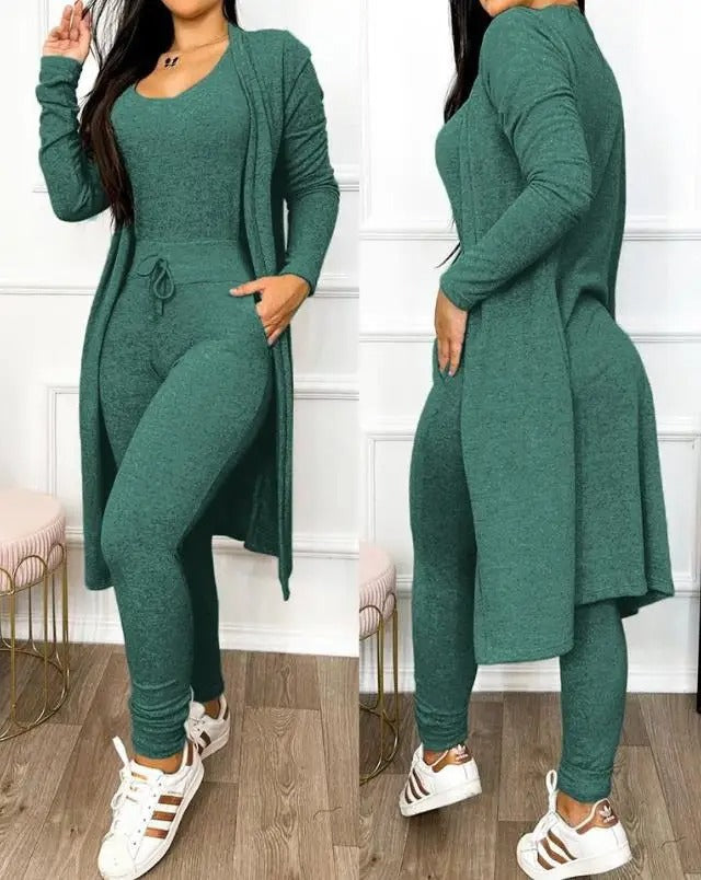 Bakside av kvinner snøring jumpsuit som viser passform og fall av matchende kåpesett.