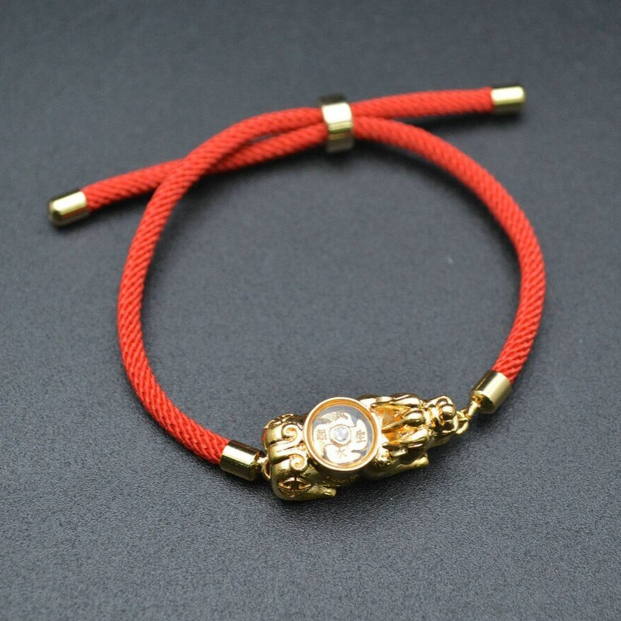 Nærbilde av Pixiu-amulett på rødt armbånd, kvinnesmykke for lykke og beskyttelse