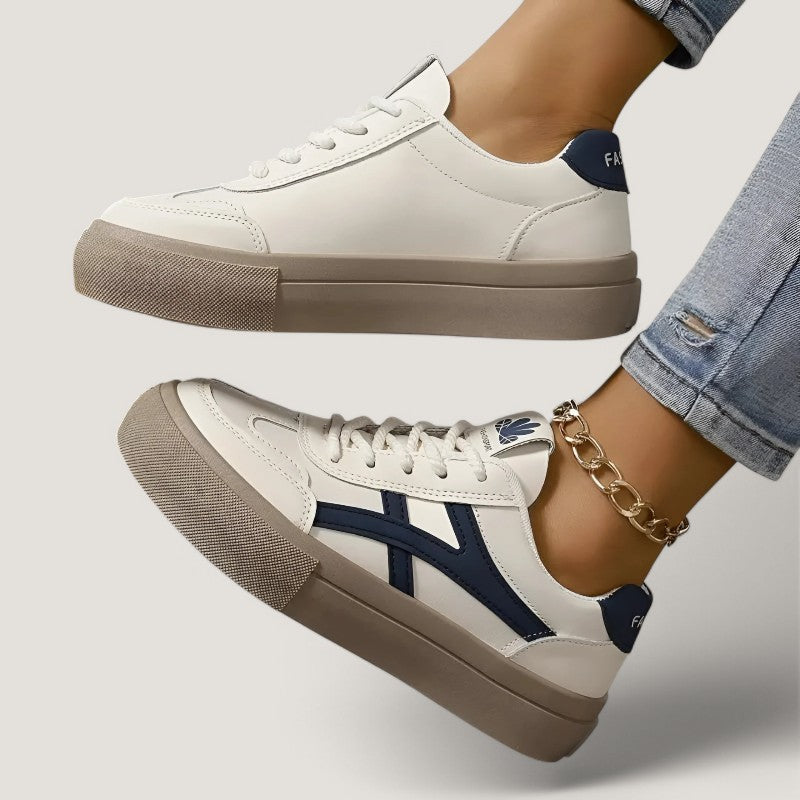 Stilige brune kvinnesneakers, pustende og komfortable med god støtte. Ideell fritidssko og damemotesko.