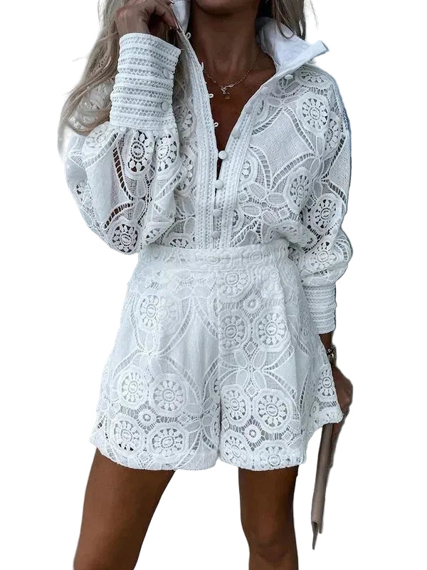 Elegant todelt sommersett for kvinner med intrikate blondedetaljer, ideelt for varmere dager.