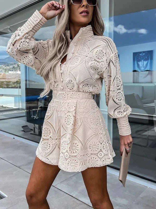 Stilrent todelt sett for kvinner med diskrete blonder, perfekt for en elegant sommerlook.