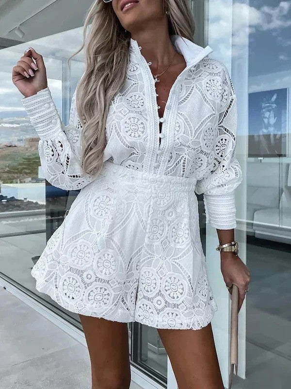Avslappet sommersett med todelt design og blonder, ideelt for ferie og fritidsbruk.