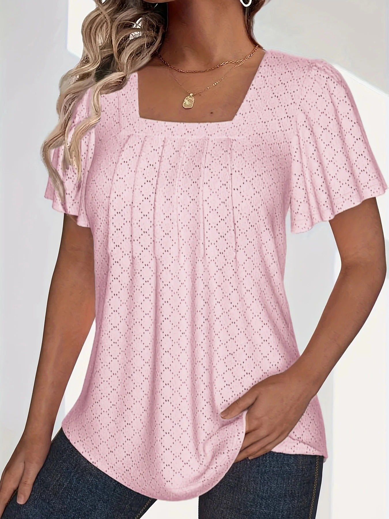 Moderne utskåret volangtopp for kvinner, perfekt for en sofistikert kontorstil eller casual bruk.