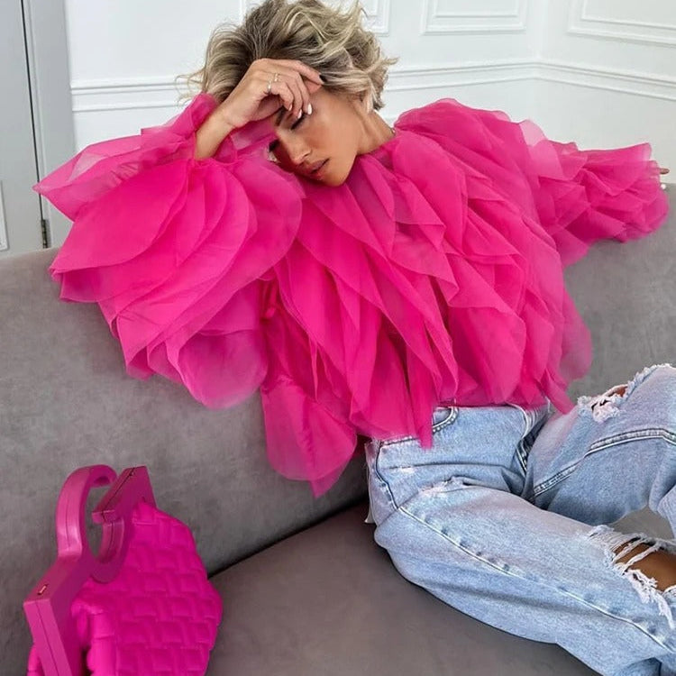 Casual sommerbluse for kvinner. Hvit O-hals skjorte med elegante volanger og løse ermer.