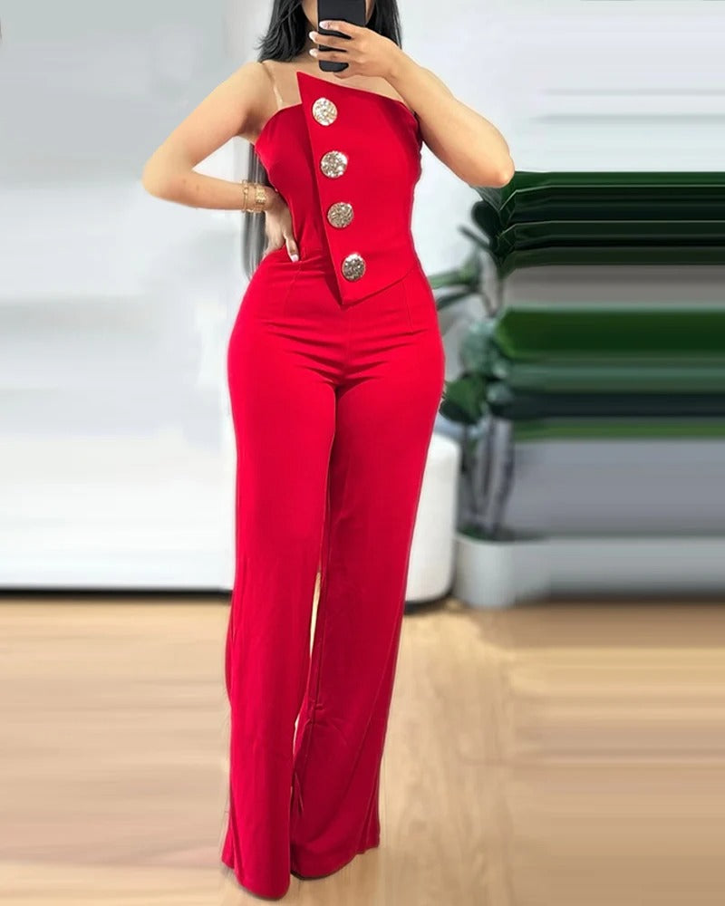 Kvinne med asymmetrisk bandeau-jumpsuit, viser komfort og bevegelsesfrihet.