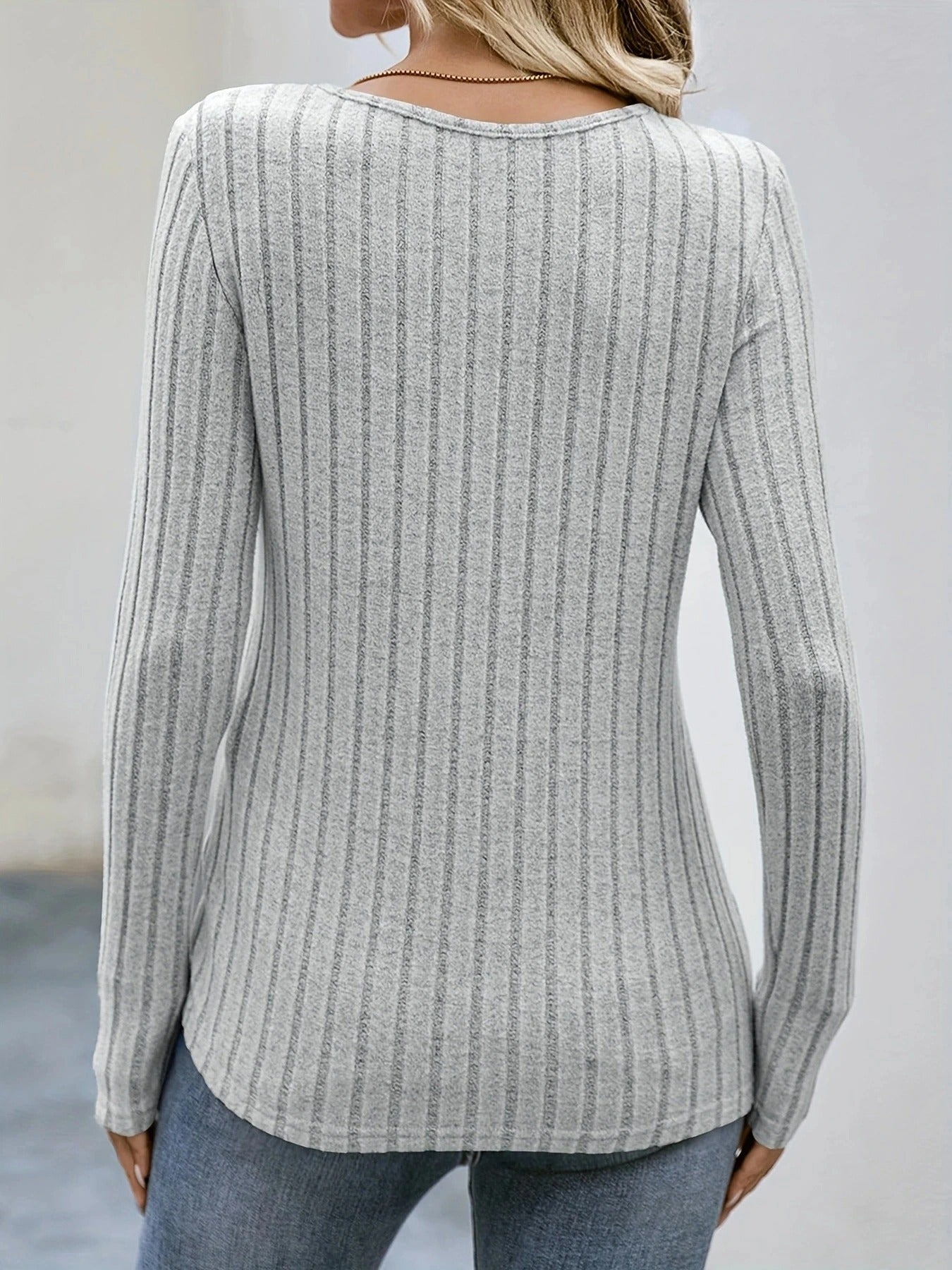 Motebevisst kvinners topp. Stilfull bluse med firkantet hals og knapper, perfekt for hverdagen.