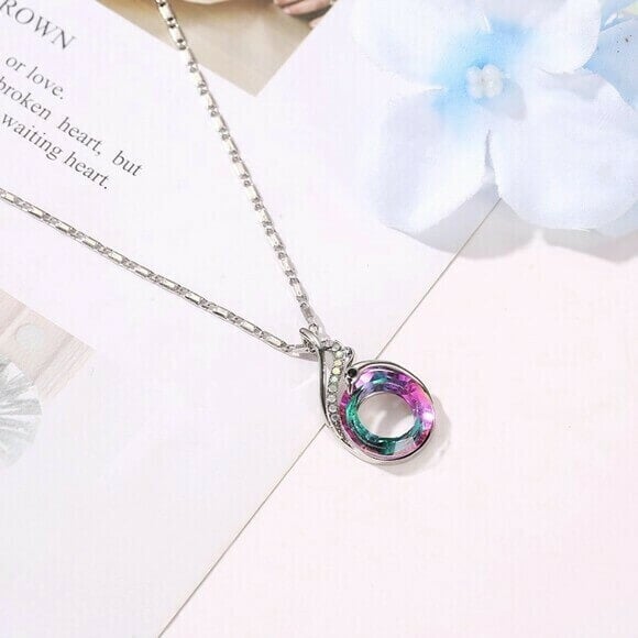 Gnistrende kvinners Phoenix anheng halskjede på en modell, fremhever mote og stil