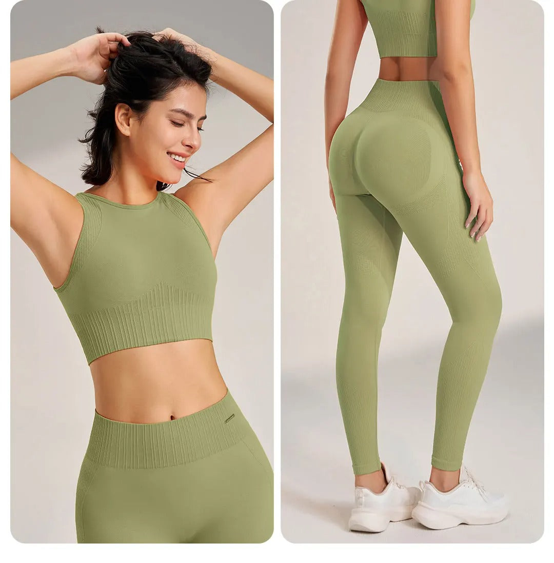 Stilrent sømløst yogasett for kvinner med høy midje leggings og matchende topp, perfekt for trening.
