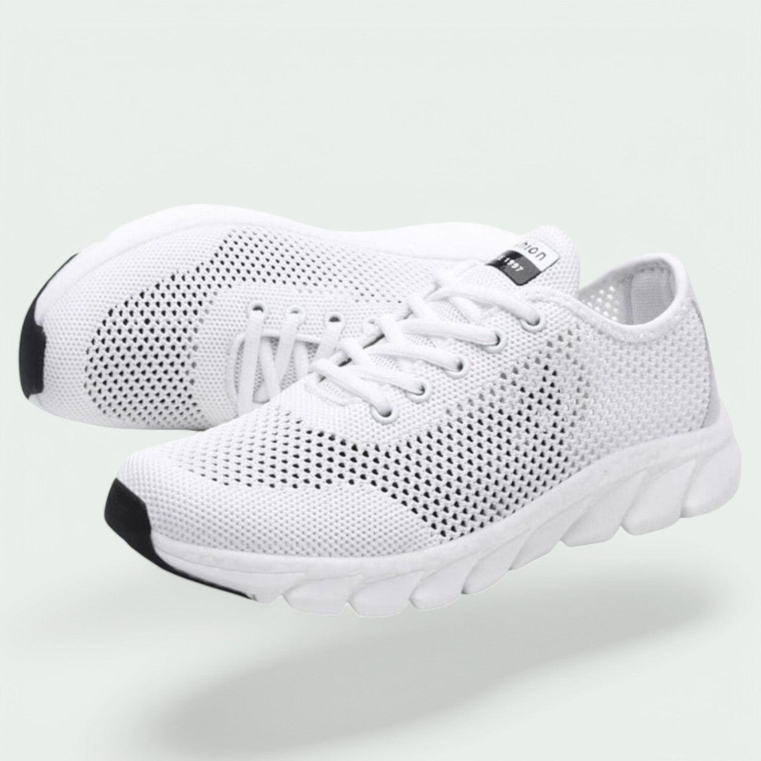 Svarte kvinners sneakers med støtte og komfortabel gummisåle, perfekt for fritid.